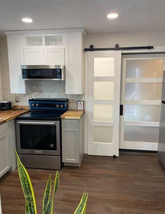 Shares Courtyard Luxury Apt - New! 罗克雷治 外观 照片